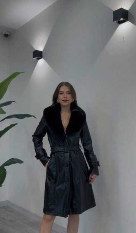 جاكيت جلد اسود طول وسط مع فروة