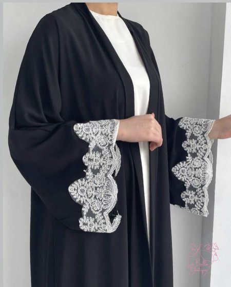 عباية قماش دبي مع تطريز  دانتيل على الاكمام