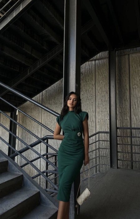 فستان لايكرا مع بروش