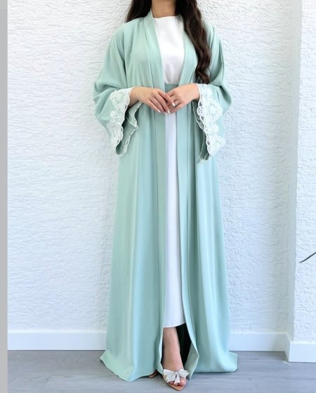 عباية قماش دبي مع تطريز دانتيل على الاكمام لون تركوازي